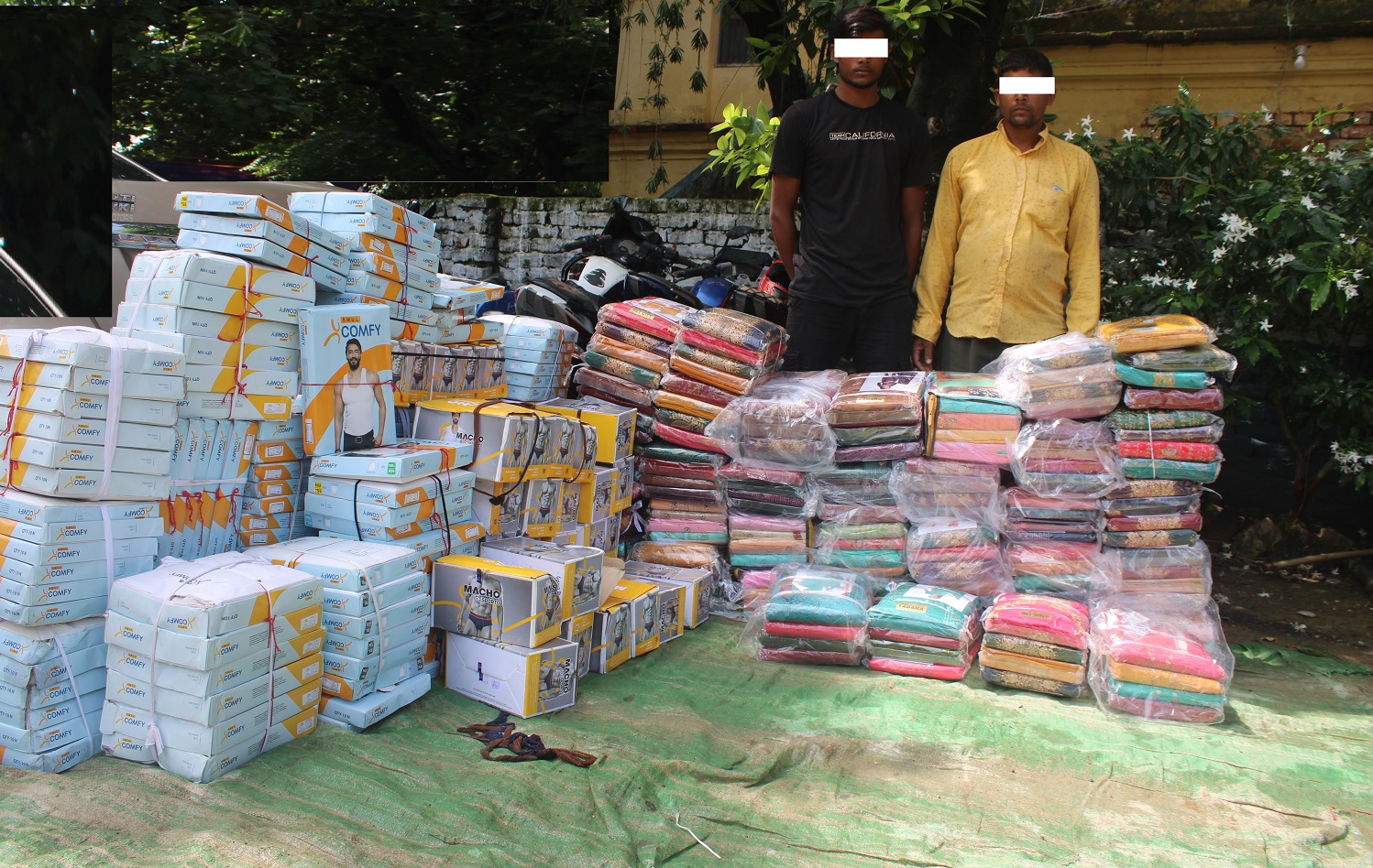  गैडहवाका एक व्यापारी सहित भन्सार छली अवैध रुपमा ल्याउदै गरेको कपडाहरु वरामद 